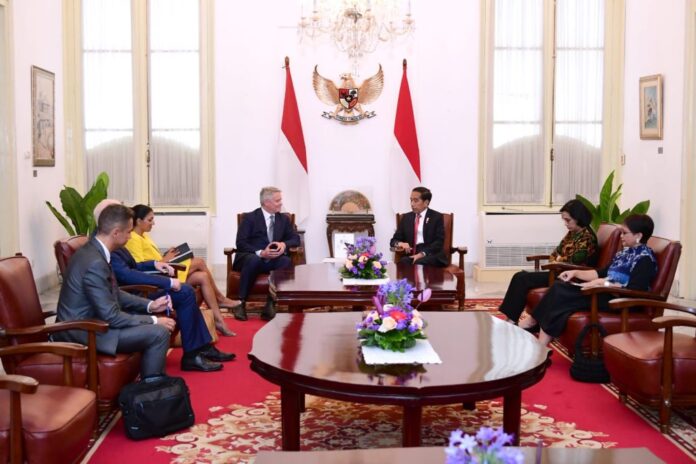 Presiden Jokowi saat menerima delegasi dari Organisasi Kerja Sama dan Pembangunan Ekonomi (OECD) di Istana Merdeka, Jakarta, pada Kamis (10/08/2023). (Foto: BPMI Setpres/Lukas)