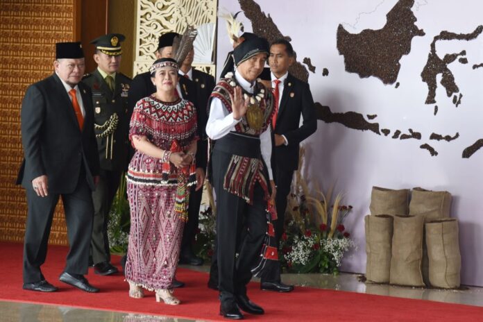 Presiden Jokowi bersama Ketua DPR RI Puan Maharani, Ketua DPR RI La Nyalla Mattalitti, dan Ketua MPR RI Bambang Soesatyo sebelum menyampaikan pidato pada Sidang Tahunan MPR RI dan Sidang Bersama DPR RI dan DPD RI dalam rangka HUT Ke-78 Proklamasi Kemerdekaan RI, di Ruang Rapat Paripurna, Gedung Nusantara MPR/DPR/DPD RI, Senayan, Jakarta, Rabu (16/08/2023) pagi. (Foto: Humas Setkab/Rahmat) Read more: https://setkab.go.id/presiden-beberkan-sejumlah-strategi-raih-indonesia-emas-2045/