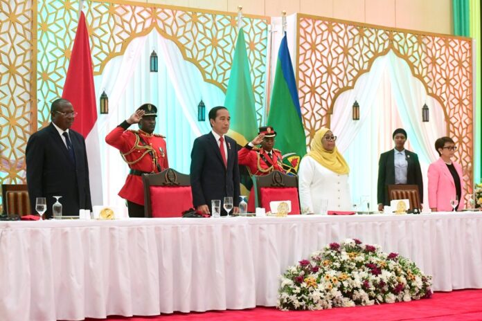 Presiden Jokowi menghadiri jamuan santap siang kenegaraan yang digelar oleh Presiden Republik Persatuan Tanzania, Samia Suluhu Hassan, di Dar Es Salaam State House, Selasa (22/08/2023). (Foto: BPMI Setpres/Muchlis Jr)