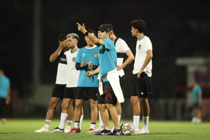 Pelatih Timnas Indonesia, Shin Tae-yong sedang berikan arahan pemain timnas jelang laga ujicoba dengan Turkmenistan. Foto dokumentasi PSSI