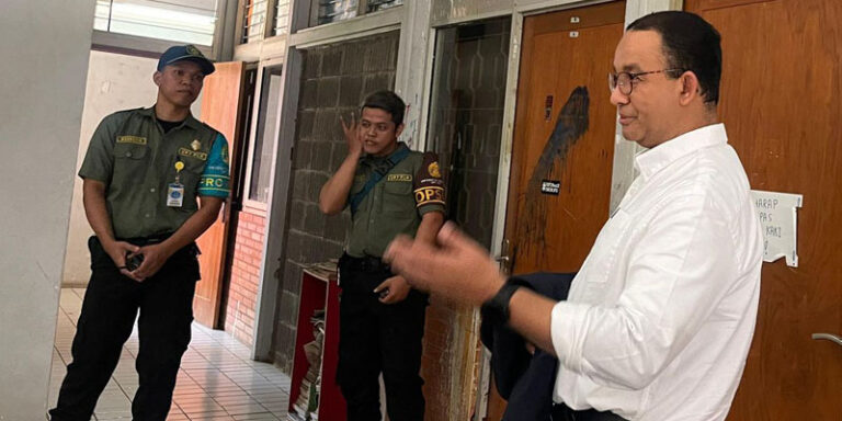 Usai Beri Kuliah Kebangsaan di FISIP,  Anies Hampiri Markas BEM UI