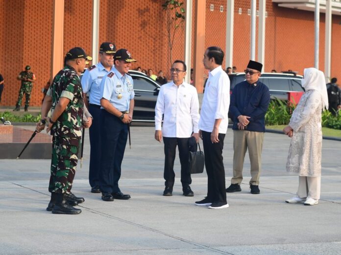 Presiden Jokowi sebelum bertolak menuju Bandara Cakrabhuwana Cirebon, Jatemh dari Pangkalan TNI AU Halim Perdanakusuma, Jakarta, Selasa (29/08/2023). (Foto: BPMI Setpres)