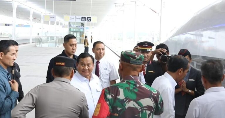 Jokowi Naik Kereta Cepat Jakarta-Bandung bareng Prabowo