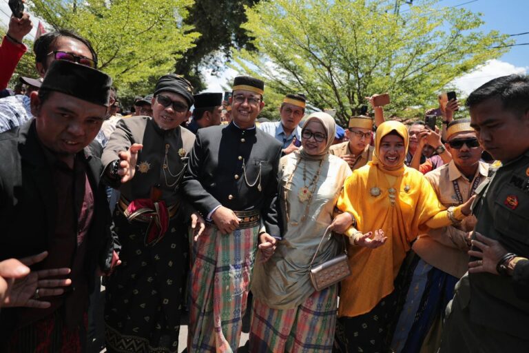 Disambut Adat Mappesabbi Kedatuan Luwu, Anies Merasa Seperti Anak Kembali Setelah Berpetualang