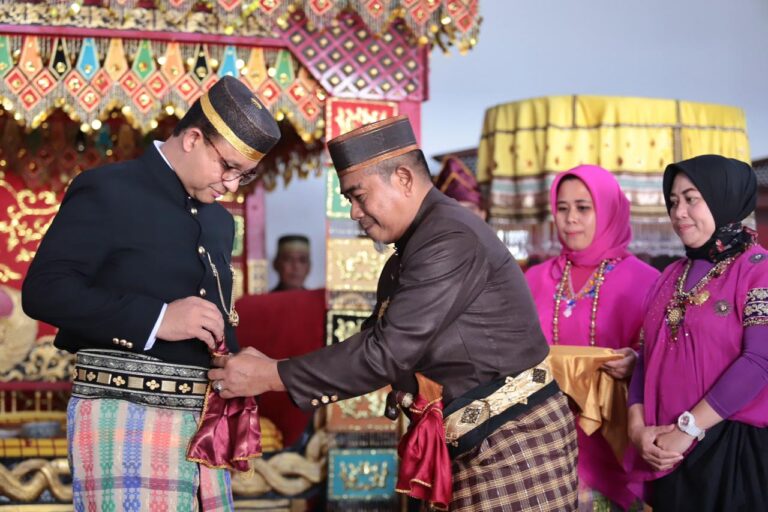 Anies Terima Keris Khusus dari Kedatuan Luwu, Punya Makna Tempat Bersandar Orang-orang Lemah