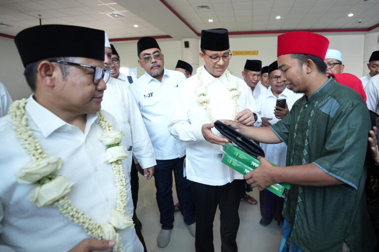 Mendarat di Sumenep, AMIN Dihadiahi Songkok Produksi UMKM Santri
