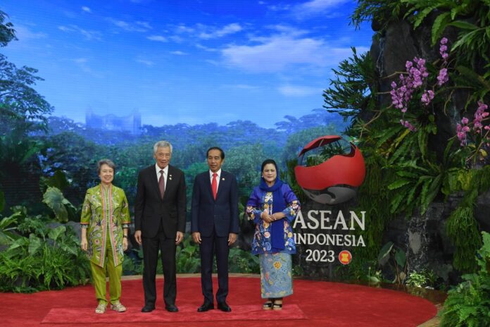 Presiden Joko Widodo (kedua kanan) didampingi Ibu Negara Iriana Joko Widodo (kanan) berfoto bersama Perdana Menteri Singapura Lee Hsien Loong (kedua kiri) dan istri Ho Ching, di lokasi pembukaan KTT ke-43 ASEAN, di Jakarta Convention Center, Jakarta, Selasa (05/09/2023). (Foto: Media Center KTT ASEAN 2023/Aditya Pradana Putra/aww)