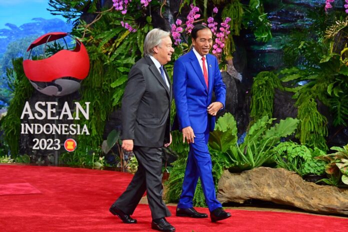 Presiden Jokowi menggelar pertemuan bilateral dengan Sekjen PBB, Antonio Guterres, di JCC, Jakarta, Kamis (07/09/2023). (Foto: BPMI Setpres)