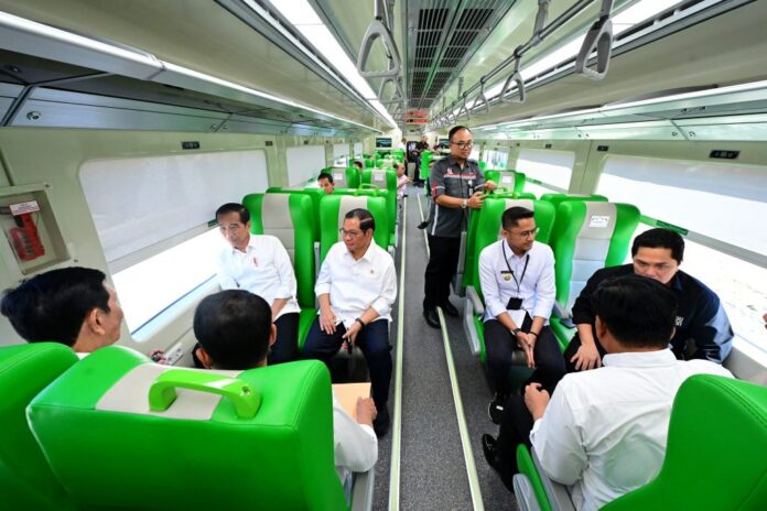 Sekretaris Kabinet Pramono Anung mendampingi Presiden Jokowi pada perjalanan menuju Stasiun Bandung, Kota Bandung, Jawa Barat, menggunakan kereta api pengumpan atau feeder. (Foto: BPMI Setpres/Muchlis Jr)