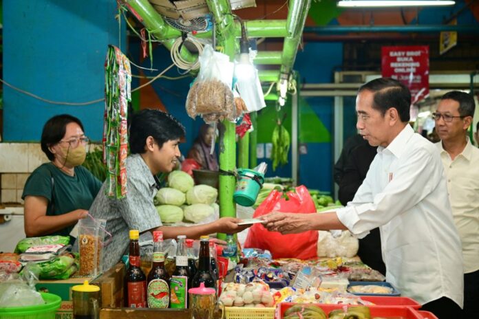 Presiden Jokowi meninjau harga dan pasokan sejumlah komoditas pangan di Pasar Jatinegara, Jakarta Timur, Selasa (19/09/2023) pagi. (Foto: BPMI Setpres/Muchlis Jr)