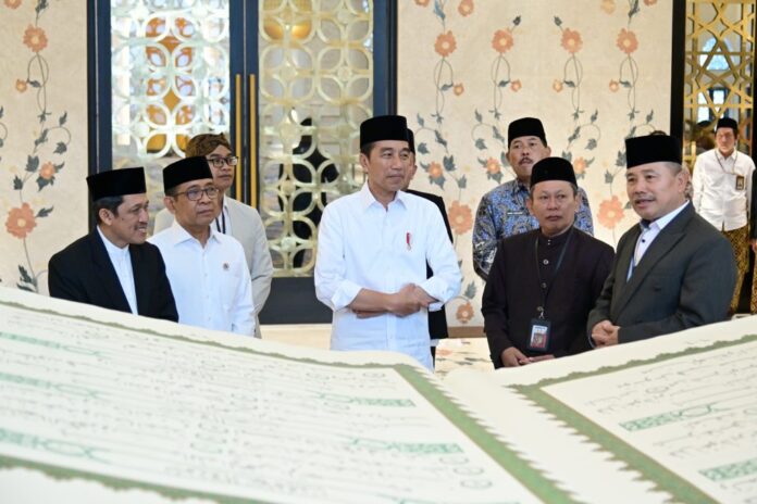 Presiden Jokowi menerima mushaf Al-Qur’an dari Rektor UNSIQ, Kamis (29/09/2023), di Masjid Mohammed bin Zayed, Kota Surakarta, Jateng. (Foto: BPMI Setpres)