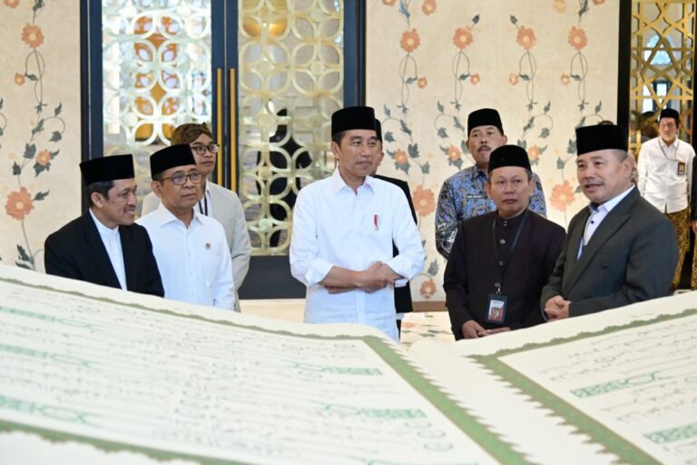 Hari Ke-2 di Jateng, Presiden Jokowi Terima Mushaf Al-Quran
