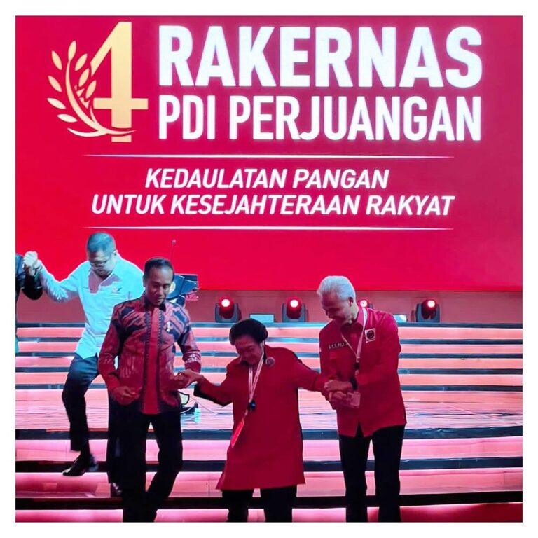 Momen Keakraban Saat Rakernas IV PDIP, Tangan Mega Dipegang Presiden Jokowi dan Ganjar Pranowo