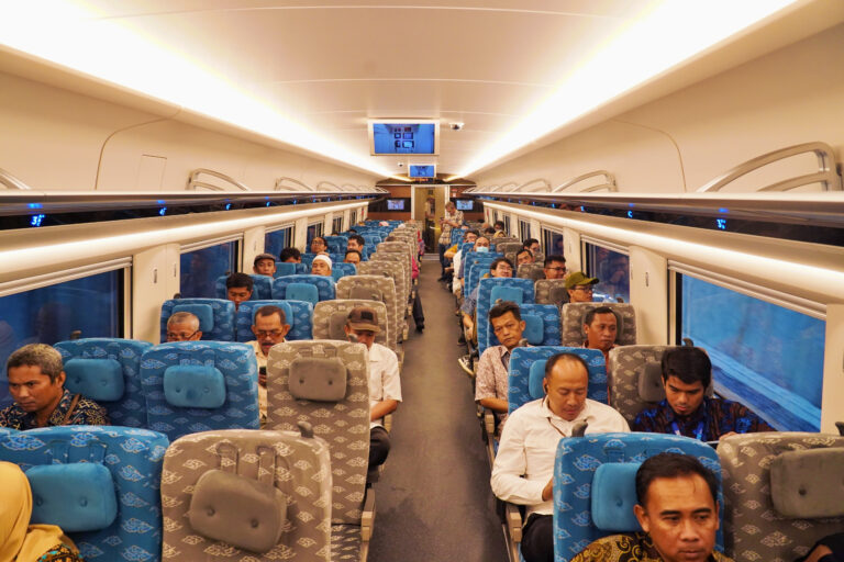 Animo Naik Kereta Cepat Tinggi, Hari Pertama Uji Coba Gratis Tembus 4.200 Warga