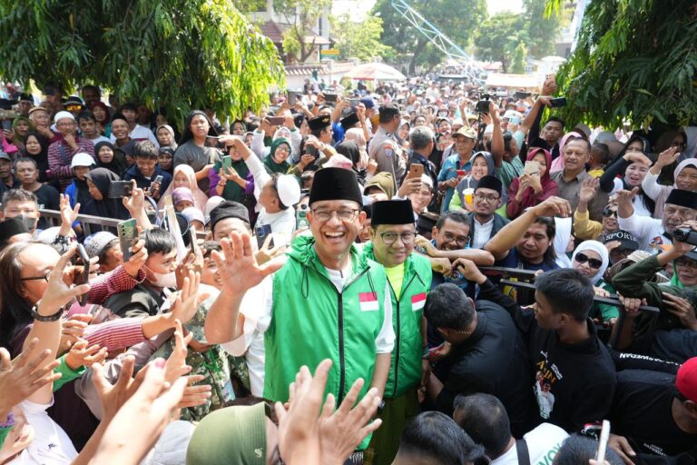 Jalan Sehat Santri Sarungan Bersama AMIN, Anies Singgung Kesulitan Petani