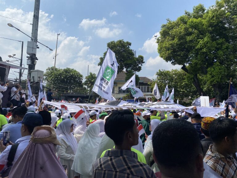 Kantor KPU Dipadati Pendukung AMIN untuk Daftar Capres-Cawapres