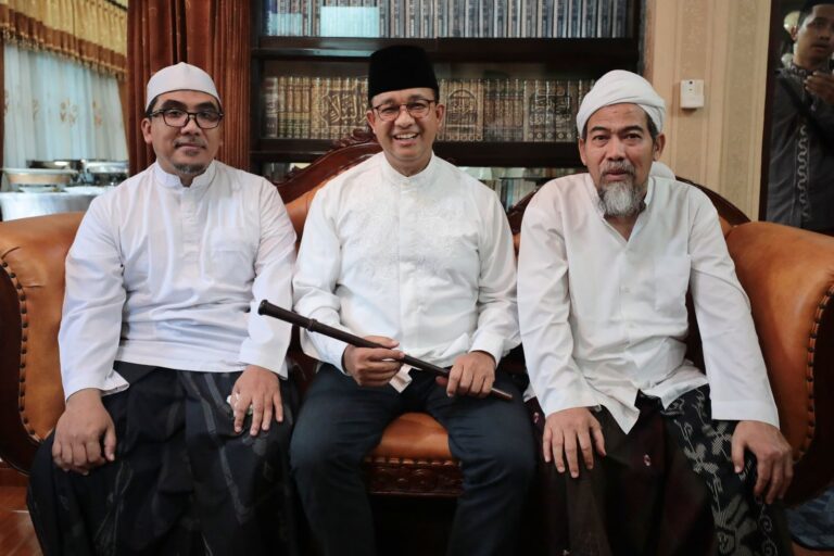 Silaturahmi ke Ponpes Al Anwar Rembang, Anies Diberikan Tongkat Mbah Maimun