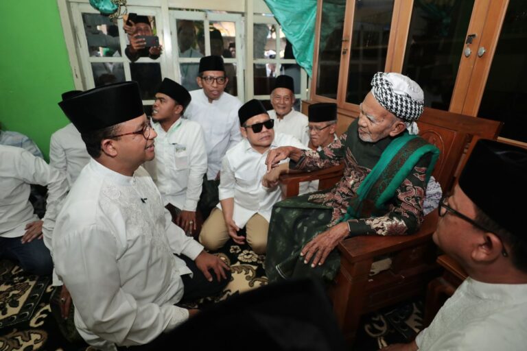 Silaturahmi ke Ponpes Babussalam, Kyai Amin Titipkan Pesan ini ke Pasangan AMIN