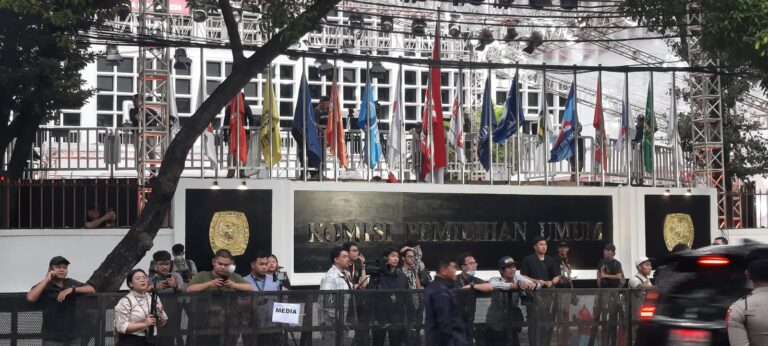 3 Pasangan Capres-Cawapres Tiba di KPU untuk Pengundian Nomor Urut