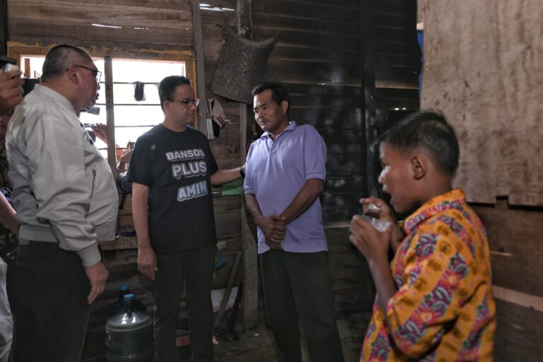 Kunjungi Kampung Bata di Pekanbaru, Anies Perjuangkan Infrastruktur Dasar dan Promosikan Program Bansos Plus