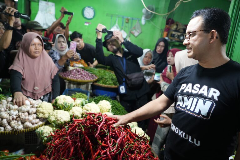 Interaksi dengan Pedagang Pasar Minggu Bengkulu, Anies Canangkan Pasar AMIN