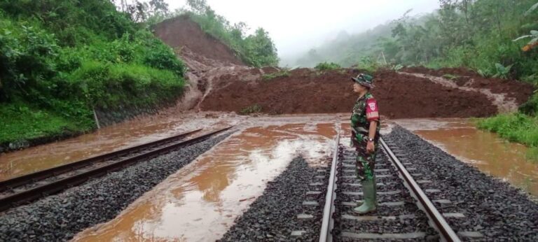 26 Perjalanan Kereta Api Masih Dialihkan Memutar Imbas Longsor di Banyumas