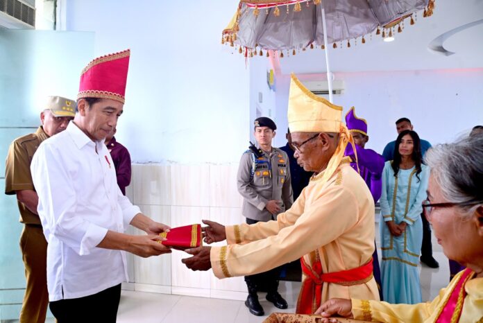 Prosesi penganugerahan gelar adat oleh Dewan Adat Talaud. Ketua Dewan Adat Talaud Arvan Bawangun mengatakan bahwa gelar yang diberikan kepada Presiden Jokowi yaitu “Marambe Ambaralla Palunglaa Porodisa”. Foto: Muchlis Jr/BPMI Setpres