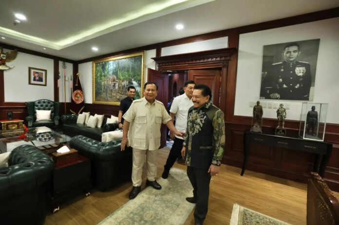 Menteri Pertahanan Prabowo Subianto menerima kunjungan silaturahmi Jenderal TNI (Purn.) A. M. Hendropriyono di Kementerian Pertahanan, Selasa (5/12).