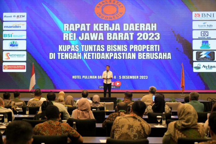 Penjabat Gubernur Jawa Barat Bey Machmudin menghadiri acara pembukaan Rapat Kerja Daerah REI Jawa Barat Tahun 2023 di Pullman Hotel, Kota Bandung, Senin (4/12). Foto: Ryo Arbani/Biro Adpim Jabar