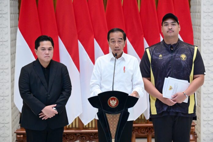 Presiden Jokowi didampingi Menpora Dito Ariotedjo dan Ketua Umum PSSI Erick Thohir memberikan keterangan pers, Senin (4/12), di Pangkalan TNI AU Halim Perdanakusuma, Jakarta. Foto: BPMI Setpres