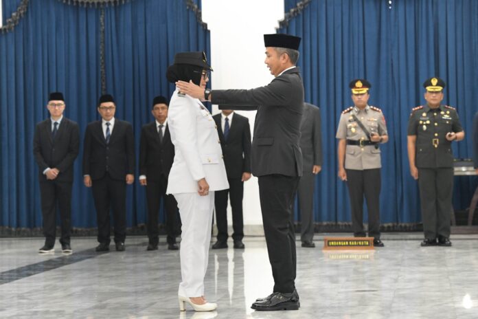 Penjabat Gubernur Jabar Bey Machmudin melantik Eti Herawati sebagai Wakil Wali Kota Cirebon masa jabatan terakhir 2018- 2023 di Aula Barat Gedung Sate, Jalan Diponegoro, Kota Bandung, Rabu (6/12/2023). (Humas Jabar)