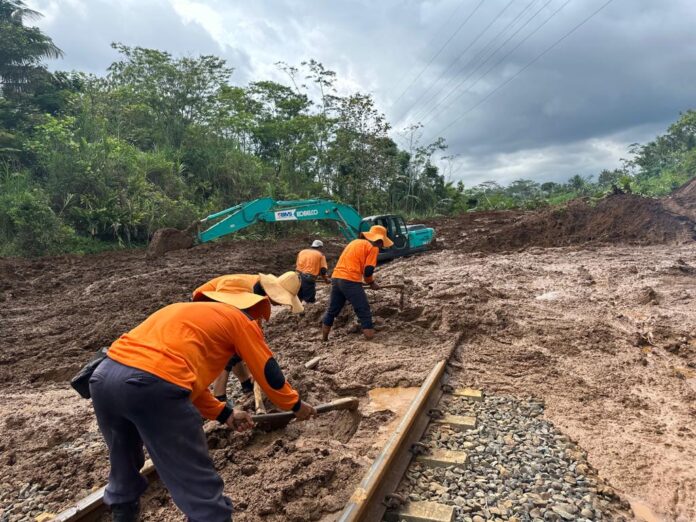 Penanganan longsor di jalur kereta api antara Stasiun Karanggandul-Stasiun Karangsari, Banyumas, Jawa Tengah