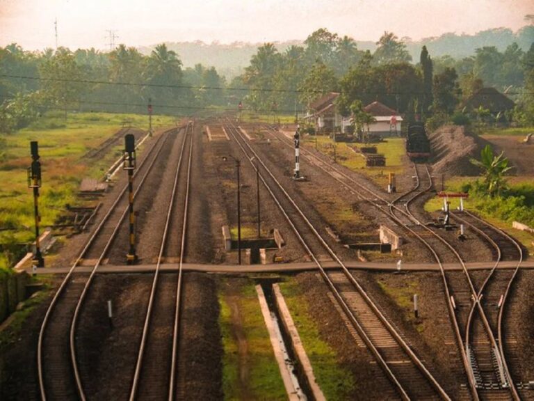 Longsor di Jalur Cirebon-Purwokerto Ganggu Perjalanan KA, PT KAI Minta Maaf