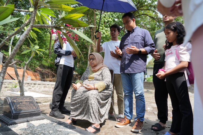 Ziarah ke Makam Ayahanda, Anies Teringat Pesan Jangan Takut dalam Perjuangan
