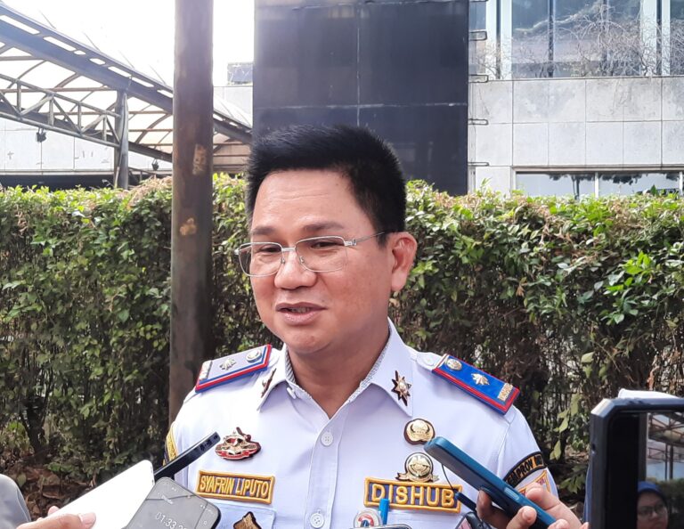 Satpol PP DKI Diminta Tertibkan Bendera Parpol di Stick Cone Jalur Sepeda