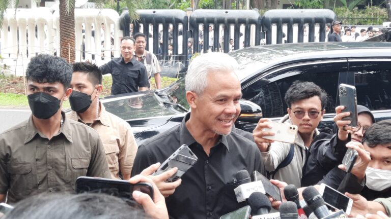 Ganjar Kagum Karya Seniman Semarang Melukis Wajah Ganjar-Mahfud Pakai Padi