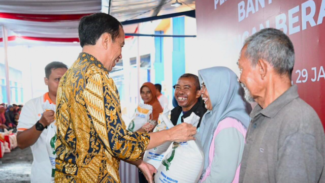 Presiden Joko Widodo menyerahkan bantuan pangan cadangan beras pemerintah (CBP) di Gudang Bulog Purwomartani, Kabupaten Sleman, Daerah Istimewa Yogyakarta pada Senin, 29 Januari 2024. Foto: BPMI Setpres/Kris