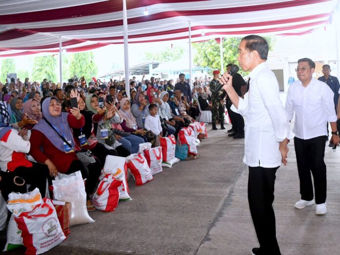 Presiden Jokowi Gudang Bulog Munjung Agung, Kabupaten Tegal, Provinsi Jawa Tengah, pada Rabu (3/1). Foto: BPMI Setpres/Rusman