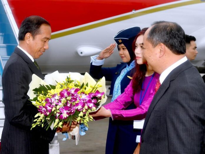 Presiden Jokowi tiba di Vietnam pada Kamis (11/1). Foto: BPMI Setpres/Rusman