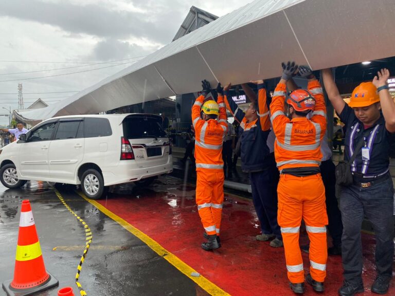 Kanopi Drop Zone di Stasiun Yogyakarta Ambruk, Timpa 5 Mobil