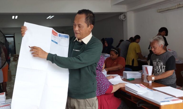 KPU Jakut Lakukan Proses Pelipatan Surat Suara DPRD