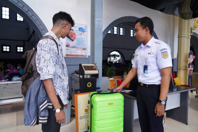 Ilustrasi penumpang di stasiun kereta api. Foto: KAI