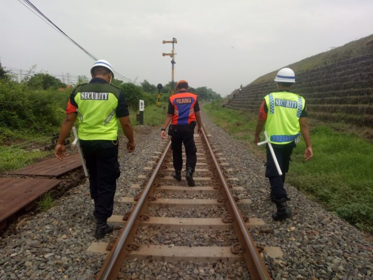 KAI Imbau Agar Masyarakat Tidak Melakukan Aktivitas di Jalur Rel Kereta