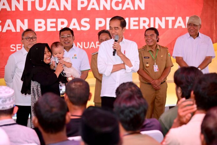 Presiden Jokowi mengecek cadangan beras yang ada di Gudang Bulog GBB Umbul Tengah, Kota Serang, Provinsi Banten, pada Senin (8/1). Foto: BPMI Setpres/Muchlis Jr