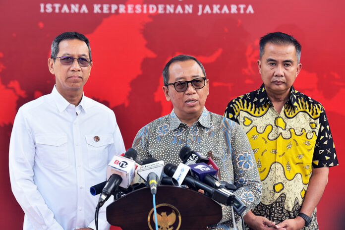 Sesmen Setneg Setya Utama bersama Kasetpres Heru Budi Hartono dan Deputi Bidang Protokol, Pers, dan Media Setpres Bey Machmudin memberikan keterangan pers di Kompleks Istana Kepresidenan Jakarta, pada Selasa (9/1). Foto: Humas Setkab/Agung