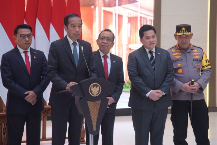 Presiden Jokowi memberikan keterangan pers di Bandar Udara Halim Perdanakusuma, Selasa (9/1) siang. Foto: Humas Setkab/Rahmat