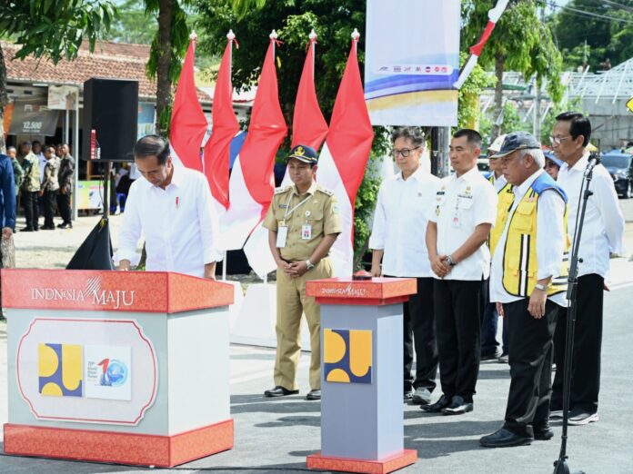 Presiden Jokowi meresmikan tujuh ruas jalan di DIY yang dipusatkan di Kabupaten Gunungkidul, DIY, pada Selasa (30/1/). (Foto: BPMI Setpres/Kris