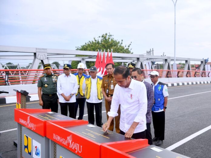 Presiden Jokowi meresmikan enam jembatan yang menggantikan Jembatan Callendar Hamilton (CH) di lintas utara Jawa, Kamis (4/1). Foto: BPMI Setpres/Rusman