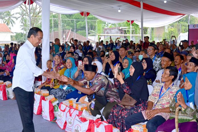 Presiden Jokowi saat mengunjungi Lapangan Sepak Bola Klumpit Tingkir, Kota Salatiga, Jawa Tengah, Senin (22/1) untuk memastikan penyaluran bantuan pangan CBP diterima dengan baik. Foto: BPMI Setpres/Muchlis Jr