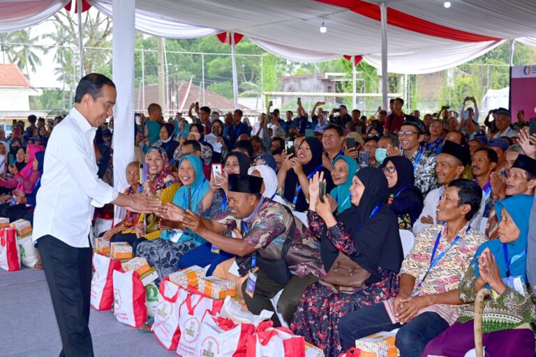 Cek Penyaluran Bantuan Pangan di Kota Salatiga, Jokowi: Semoga Bisa Dilanjutkan sampai Juni